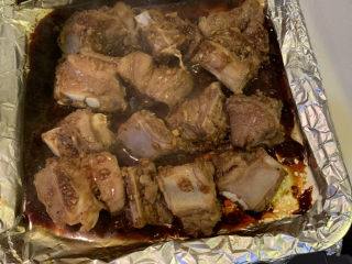 21、锡纸烤排骨,在30分钟时候，打开锡纸，中途把排骨翻一面，再放进去继续烤，烤好后出炉可直接享用