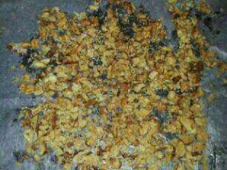 2、老式桃酥,将核桃仁放入烤箱180度，烤箱上层烤7~8分钟取出晾凉。将核桃仁放入保鲜袋用擀面杖咋成小碎块