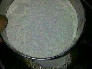 3、老式桃酥,筛入面粉，放入小苏打，用刮刀或者铲子翻拌，不要搅拌，大概混合一下；