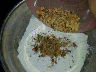 4、老式桃酥,放入核桃碎，用手抓捏成团即可，；