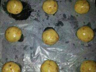 6、老式桃酥,烤盘垫上油纸，取25~30克的小面团，在掌心揉圆，【我分成9个】