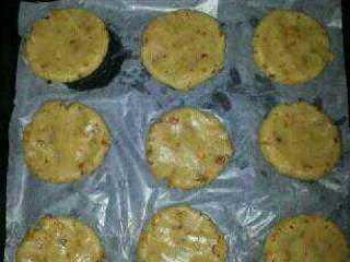 7、老式桃酥,用月饼磨具或者用手压成饼