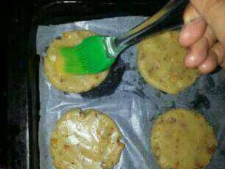 8、老式桃酥,擦一层油