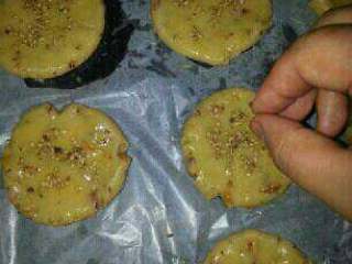 9、老式桃酥,再撒上白芝麻