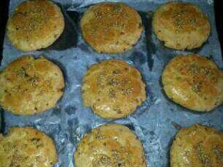 10、老式桃酥,把做好的桃酥摆入烤盘，放入烤箱中层，180度15分钟左右即可，看成色吧