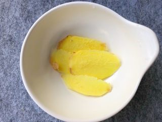 5、梅菜扣肉,生姜洗净切片
