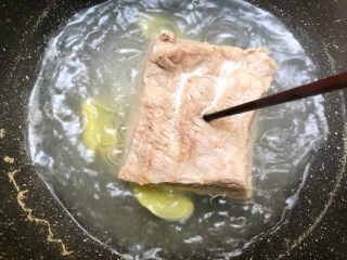 7、梅菜扣肉,用筷子戳一下看有没有血水流出来，没有就表示煮熟透了