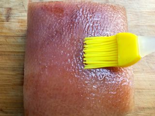 9、梅菜扣肉,在肉皮上刷一层白醋