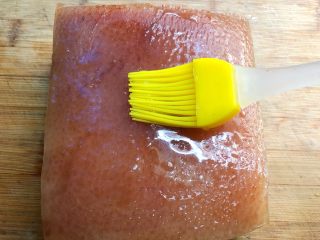 10、梅菜扣肉,再刷一层蜂蜜
