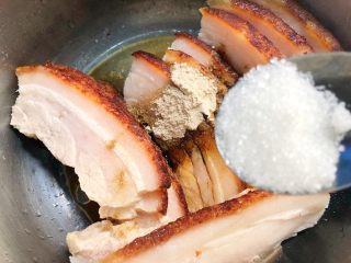 18、梅菜扣肉,放入8g白糖