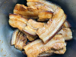 20、梅菜扣肉,搅拌均匀，盖上保鲜膜，放入冰箱冷藏2个小时