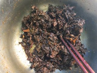 22、梅菜扣肉,把梅菜倒入腌制五花肉的碗里，，把腌肉剩下的汤汁吸收到梅菜里