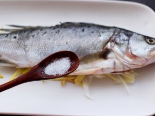 8、鲜美无比的粤式清蒸鲈鱼,再撒上适量的盐腌制一下鲈鱼，这样蒸出来的鱼更入味。