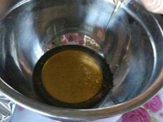 1、广式月饼,首先把糖转化糖浆，枕水，玉米油，盐放一起搅拌均匀