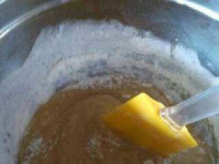 2、广式月饼,把过筛的面粉分两次加进去，充分搅拌，不要有颗粒呈现。