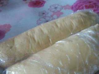 4、广式月饼,和好的面用保鲜膜包好放冰箱醒面一天