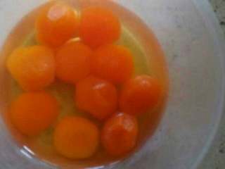 5、广式月饼,做馅，蛋黄先用油泡了两天，因为蛋黄硬，油泡会软