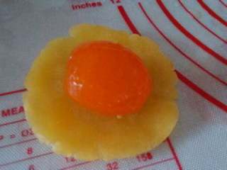 7、广式月饼,然后用绿豆沙包住蛋黄，这样就是蛋黄馅了