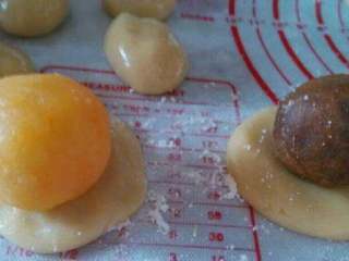 9、广式月饼,同样的用豆沙馅包起来