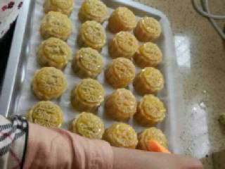 11、广式月饼,烤箱温度180度预热5分钟，放进去先烤7分钟，拿出来刷全蛋液