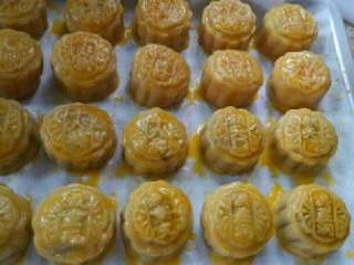 12、广式月饼,烤好的，金黄黄的