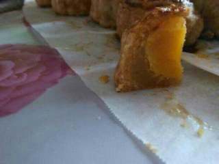 13、广式月饼,喜欢吃蛋黄馅的。