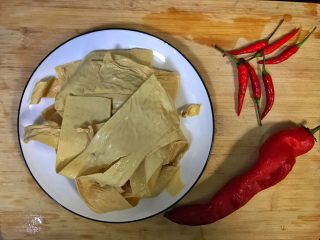 1、超满足便当（14）,吃火锅点多了打包回来的水腐竹（其实我就想点腐竹而已 上来的这个像豆皮一样的东西 不管了） 杜绝浪费 加上辣椒