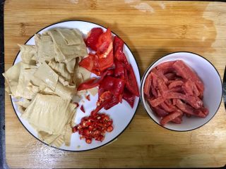 3、超满足便当（14）,把水腐竹切小块 辣椒切小块 牛排解冻 切片