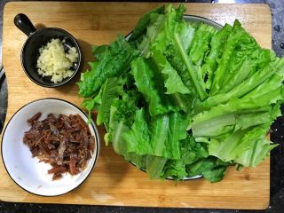 4、超满足便当（14）,油麦菜洗净切段 蒜蓉切末 豆豉鲮鱼撕小块