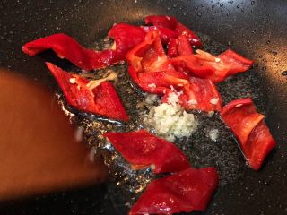 8、超满足便当（14）,炒过牛肉的油 放入蒜蓉大辣椒 翻炒出蒜香