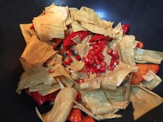 12、超满足便当（14）, 加入朝天椒翻炒均匀 加少许水 煮一下下