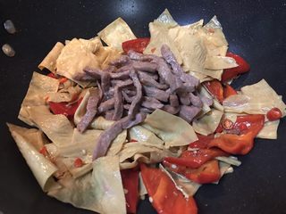 13、超满足便当（14）,倒入牛肉