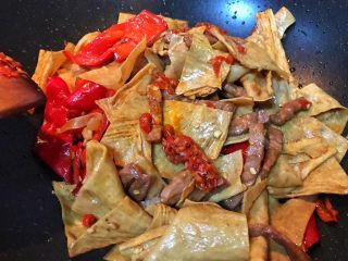 17、超满足便当（14）,翻炒均匀（包子说不够辣 想要辣一点 于是加一勺剁辣椒）