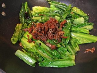 23、超满足便当（14）,翻炒得差不多熟 加入豆豉鲮鱼块