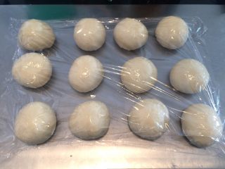 6、肉松面包(波兰种),将面团排气后平均分成12份,静置20分钟