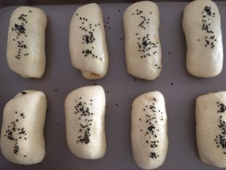 11、肉松面包(波兰种),喷上蛋黃液,洒上黑芝麻