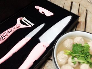 11、Q弹劲道的山药肉丸子,有了这套奈瓷刀切肉，刨皮都变得非常轻松，还有颜值也是杠杠滴。