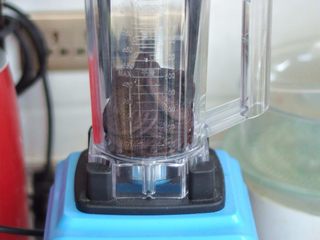 2、芒果冻芝士,选择可以干磨的料理机，将饼干磨碎。