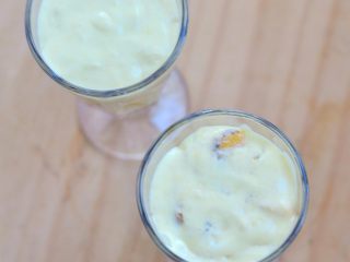 10、芒果冻芝士,最后把冻芝士蛋糕，放入冰箱冷藏室（放蔬菜的一边，不是冻雪糕的一边）静置3小时左右或以上，可以隔夜，如果冰箱异味，记得往杯身上套个保鲜袋隔绝。