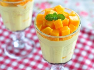 11、芒果冻芝士,最后顶部洒上芒果粒，插上薄荷叶。