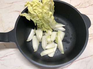 1、部队火锅,把娃娃菜一切二，放入锅内，太长可以切断