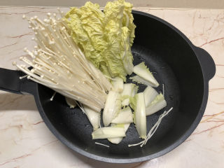 2、部队火锅,金针菇去根，放在白菜旁