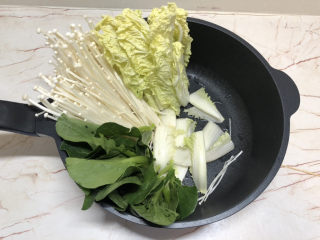 3、部队火锅,小青菜摘去黄叶，洗干净，码放整齐放在金针菇旁边