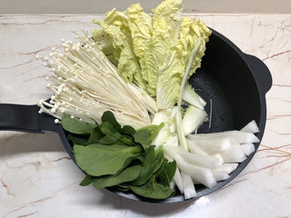 4、部队火锅,白萝卜切成细长条，也码放整齐