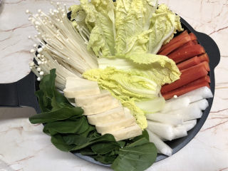 6、部队火锅,把菜整理一下，中间再垫一点娃娃菜