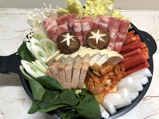 9、部队火锅,再加入肥牛卷，香菇切出花，点缀在上面，半根葱切斜刀也放进去