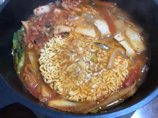 15、部队火锅,最后放入一包辛拉面，吃得好饱啊