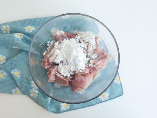 1、茶食之豆豉蒸排骨,泡好的排骨倒入适量淀粉 白砂糖 食盐和料酒