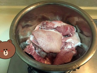 1、上海本帮菜-红烧大排,大排买来浸泡冷水一小时，去除血水，再用刀背把肉拍扁