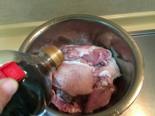 2、上海本帮菜-红烧大排,加入一大勺生抽。